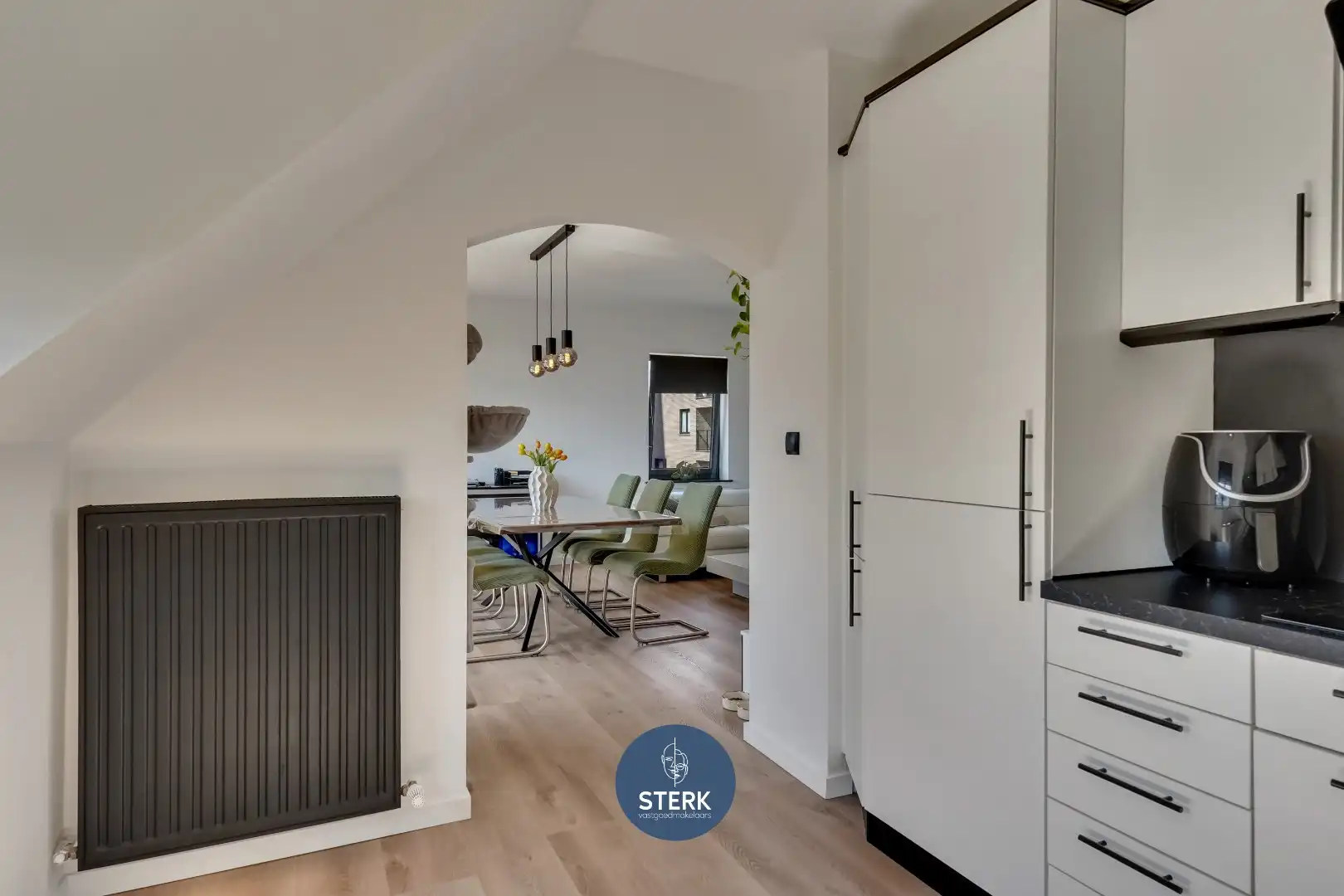 APPARTEMENT MET VERHUURDE STUDIO + 2 GARAGES IN HET CENTRUM VAN LANAKEN !  foto 10