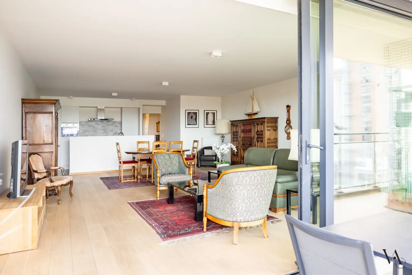Ruim appartement met 2 slaapkamers en prachtig uitzicht over de jachthaven en het historische centrum foto 2
