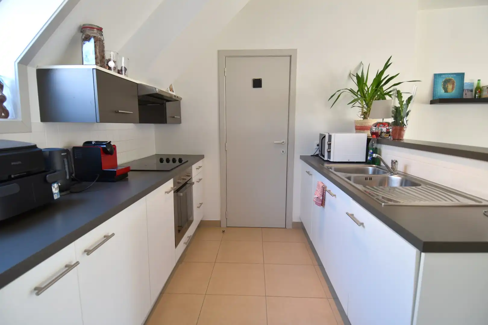 Lichtrijk duplex appartement met 2 slaapkamers en zonnig terras in hartje Kortrijk foto 6