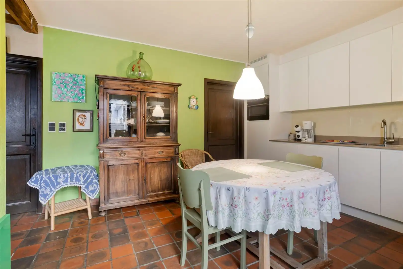 Rustig gelegen open bebouwing met 3 slaapkamers en garage op een perceel van 556 m². foto 10