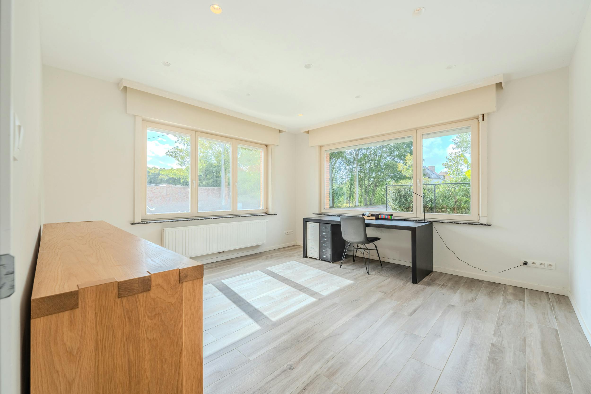 Huis te koop met zes slaapkamers en zongerichte tuin. foto 9