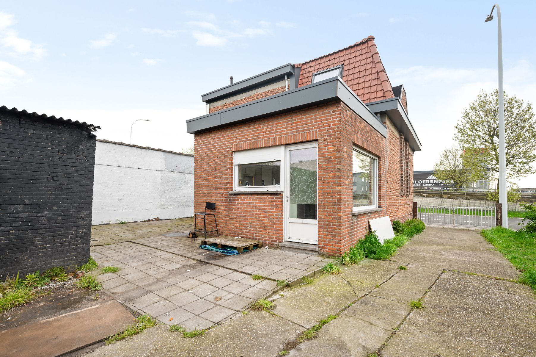 Commercieel gelegen terrein met woning foto 15