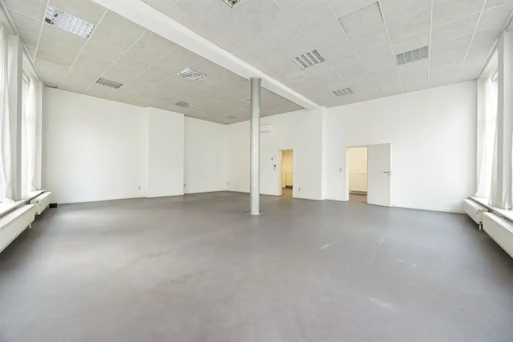 Handelsruimte met veel visibiliteit foto 4