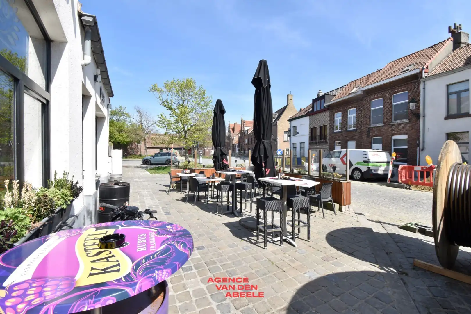 Handelspand bestaande uit eethuis met café en privé woonst foto 4