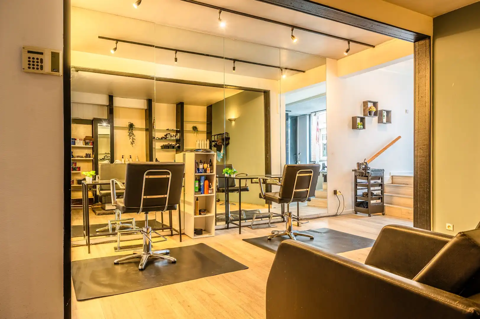 Handelsgelijkvloers ca.100 m² te koop in centrum Burcht — start hier jouw zaak! foto 6