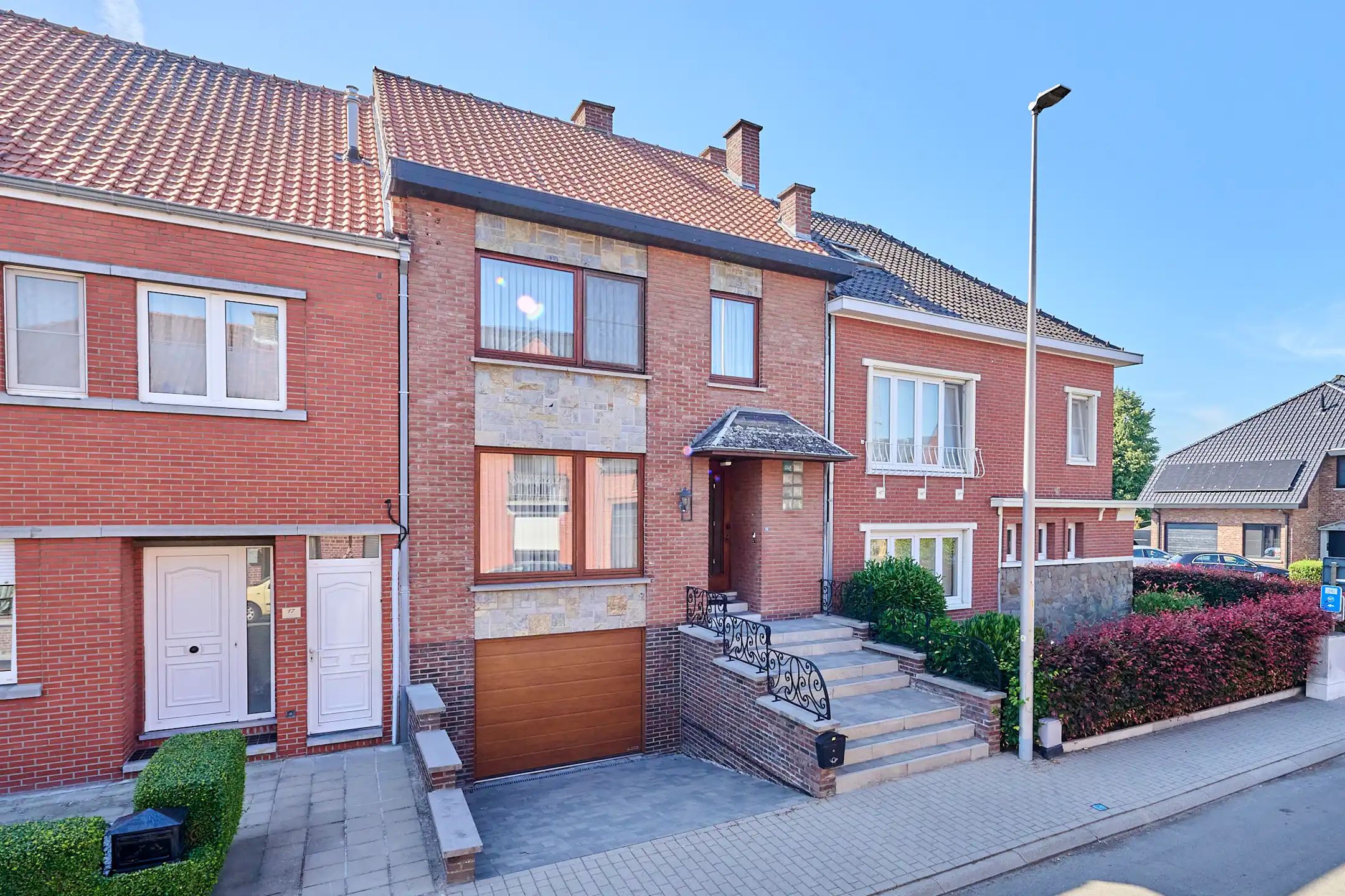 Hoofdfoto van de publicatie: Goed onderhouden rijwoning op toplocatie met parking