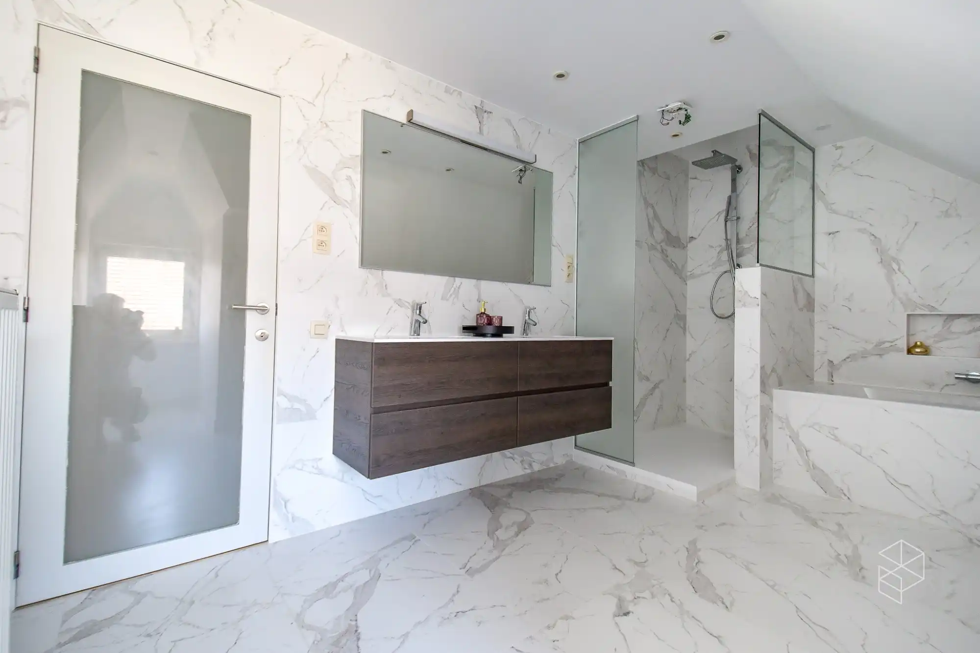GROTE (254m²) instapklare gezinswoning met 4 slaapkamers, zwembad en poolhouse foto 17