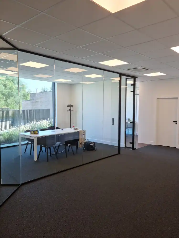 Instapklaar commercieel gelijkvloers (233 m²) met 3 parkeerplaatsen te huur in Aalter foto 12