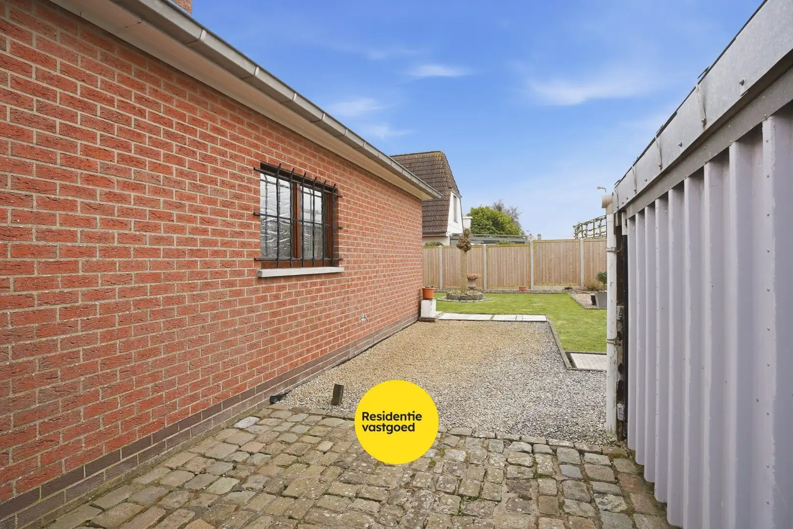 Alleenstaande bungalow met garage en tuin  op 684 m² foto 17