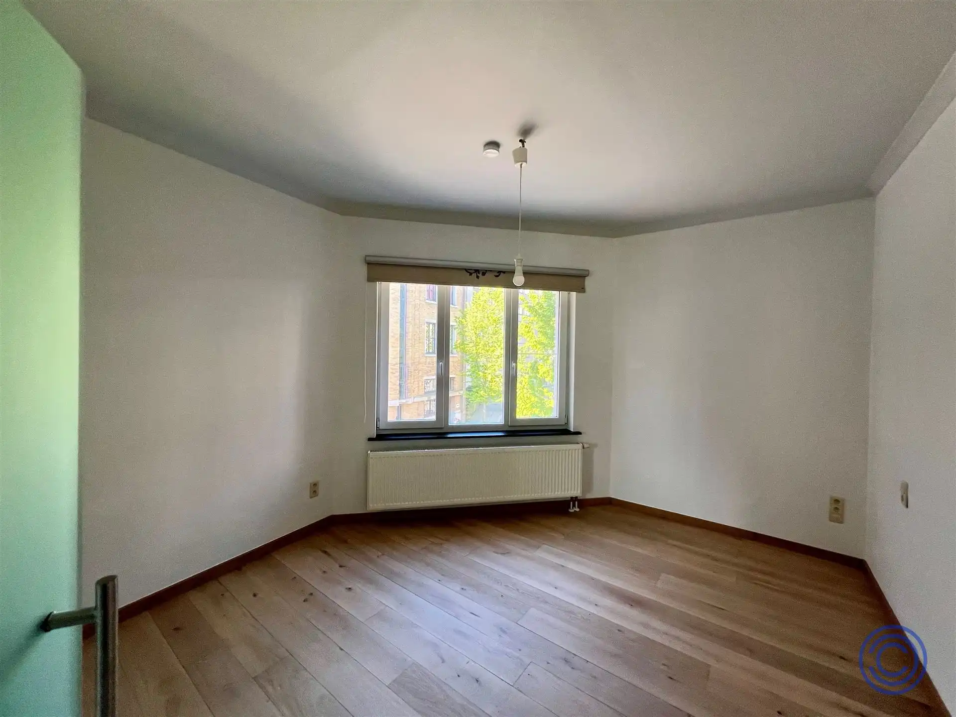 Ruim 2-slpk appartement op toplocatie + garage! foto 8