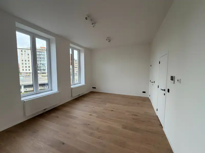 --- NIEUW --- Prachtig gerenoveerd appartement met zicht op het water in Gent. foto 2