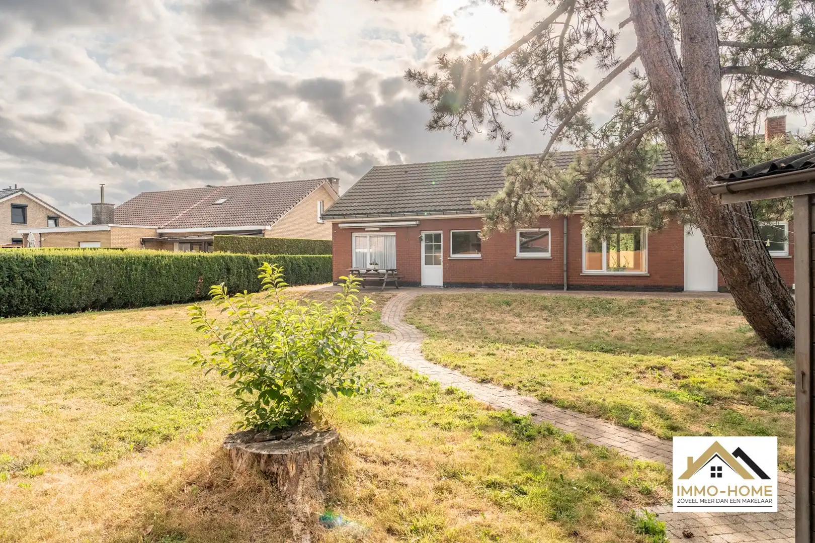 Vrijstaande bungalow met een ruime grond op een topligging!  foto 6