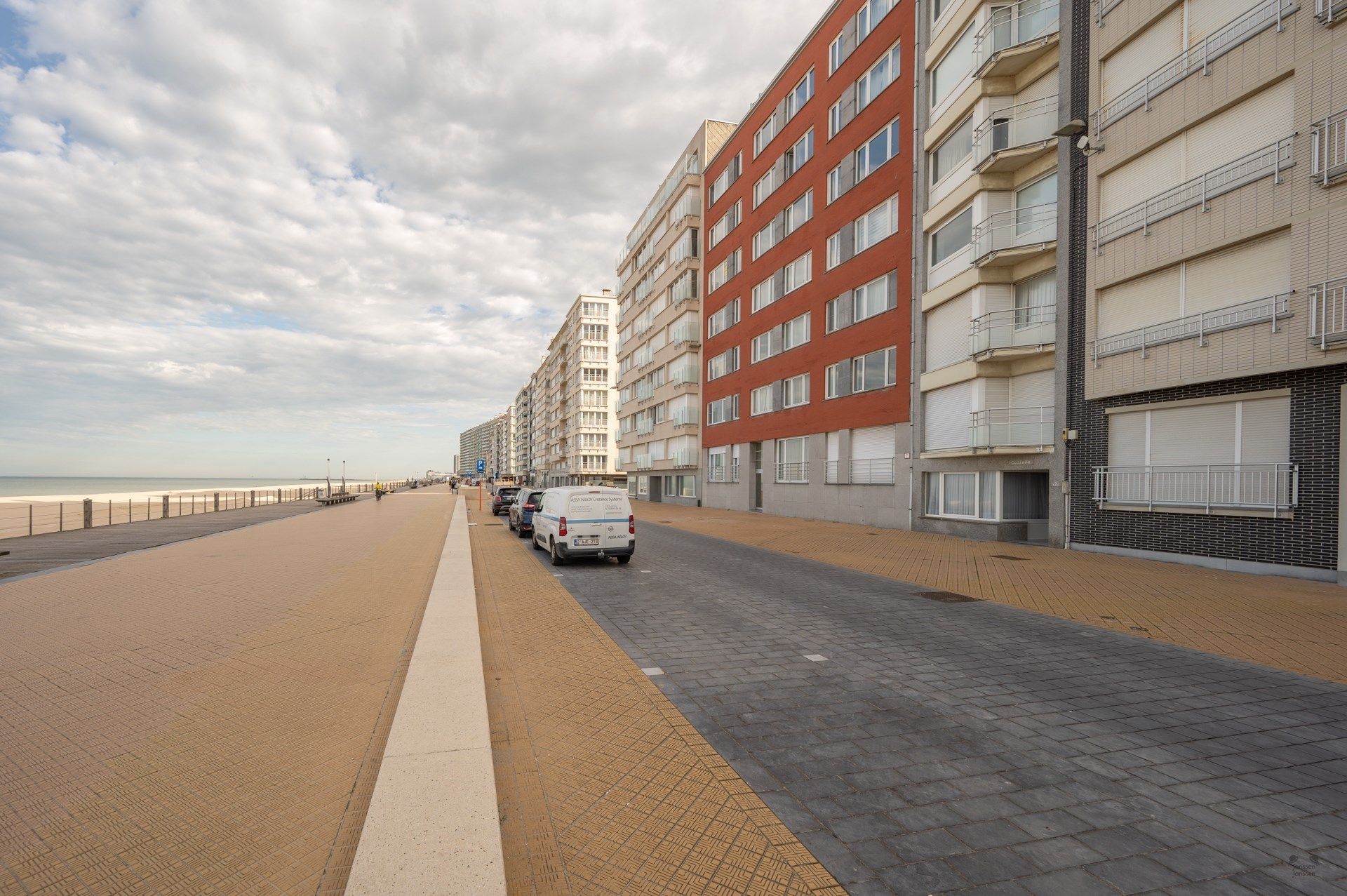 Ruim Instapklaar Appartement op de Zeedijk foto 2