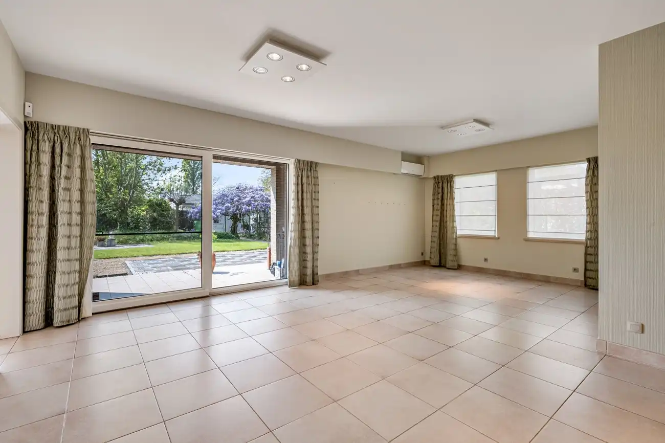 Ruime en degelijke open woning met inpandige garage en gezellige zuidwest georiënteerde tuin op een rustige locatie nabij het centrum van Lochristi! foto 6