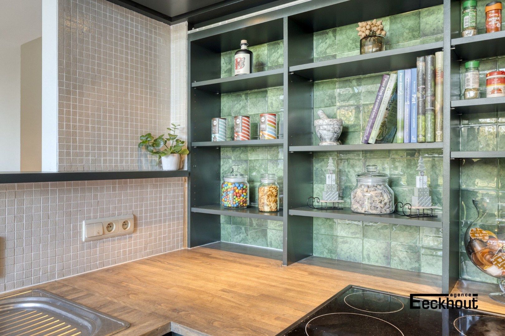 Ruime halfopen woning met prachtige aangelegde tuin en carport voor 2 wagens! foto 12