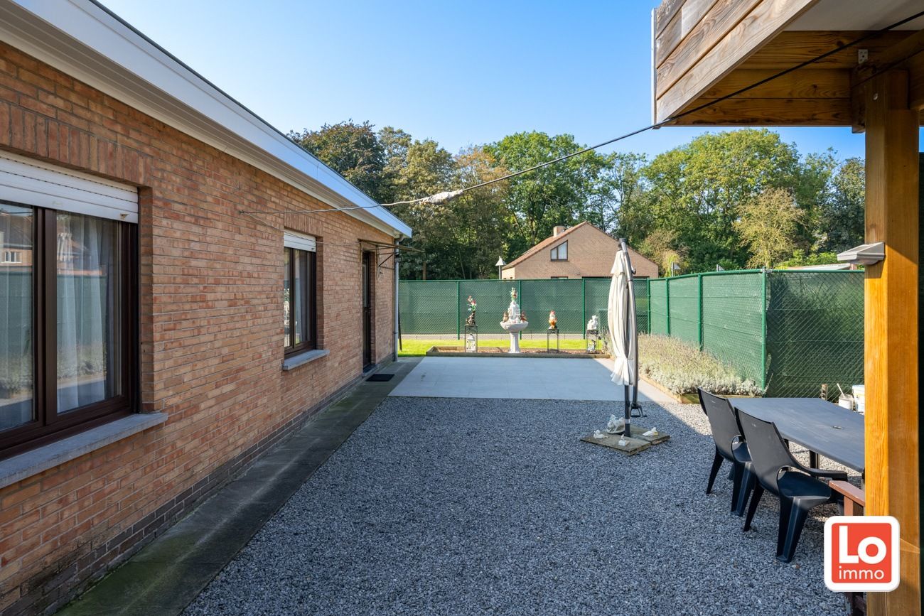 VERKOCHT! Degelijke open gelijkvloerse woning met inpandige garage en dubbele carport op een heel rustige locatie in het hartje van Lochristi! foto 18