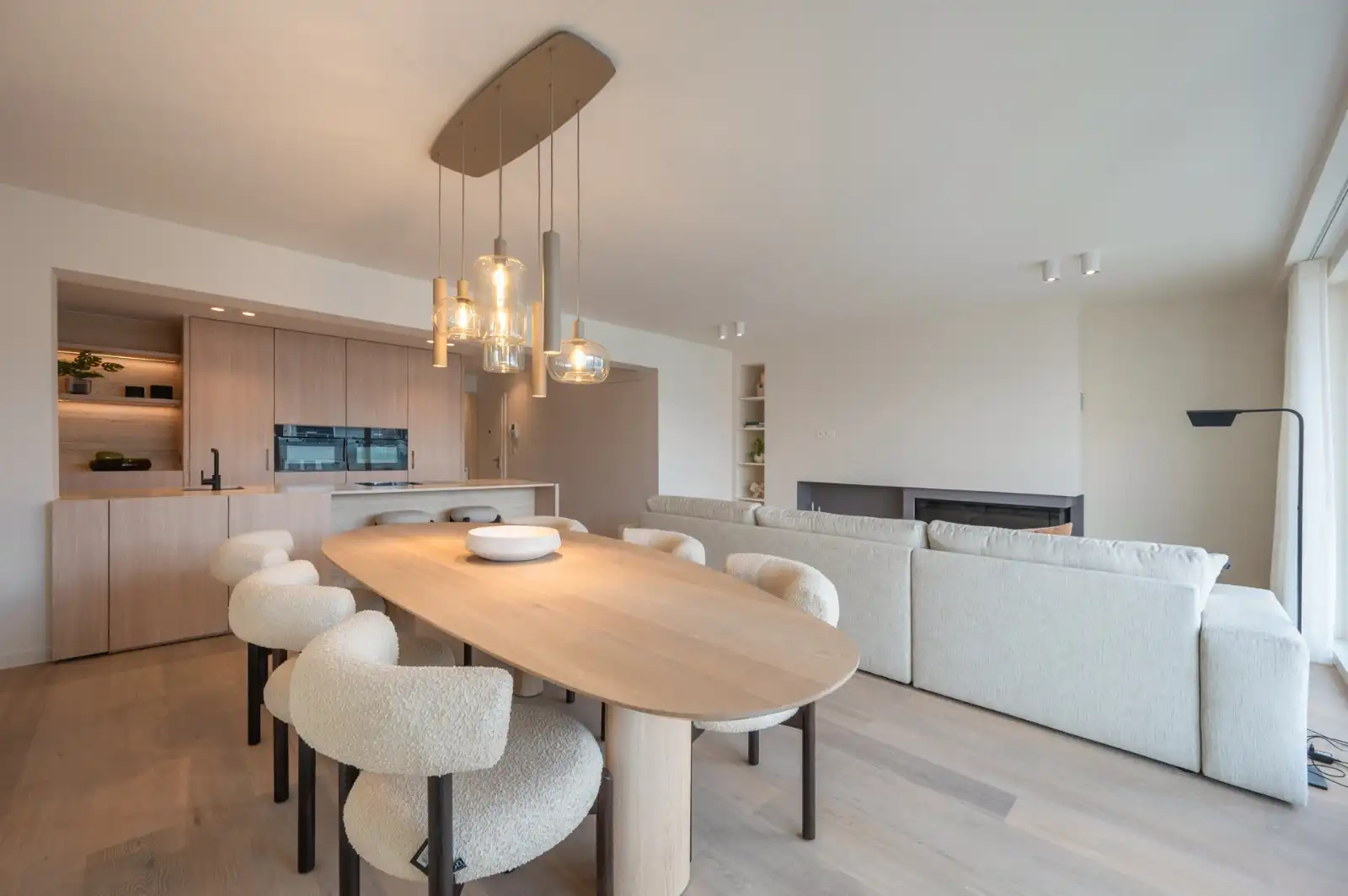 Luxueus 3-slaapkamerappartement met royale gevelbreedte van 6,75 m op de Lippenlsaan. foto {{pictureIndex}}