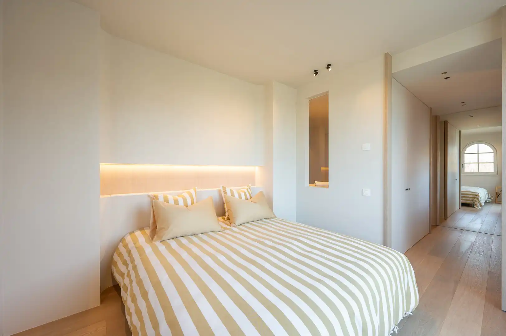 High-end gerenoveerd hoekappartement in het prestigieuze domein Tennis Gardens, vlakbij het strand en de zee. foto 14