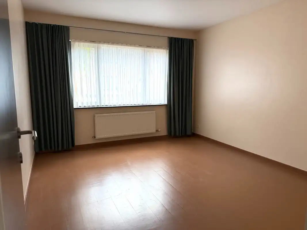 Ruim gelijkvloersappartement met 2 slaapkamers, omheind terras en garage met automatische poort. foto 9