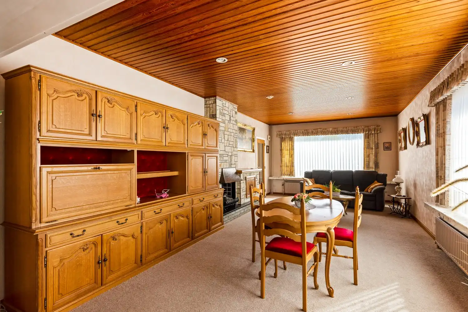 Ruime te renoveren woning met achterliggend weiland (4042m²) te Oelegem! foto 5