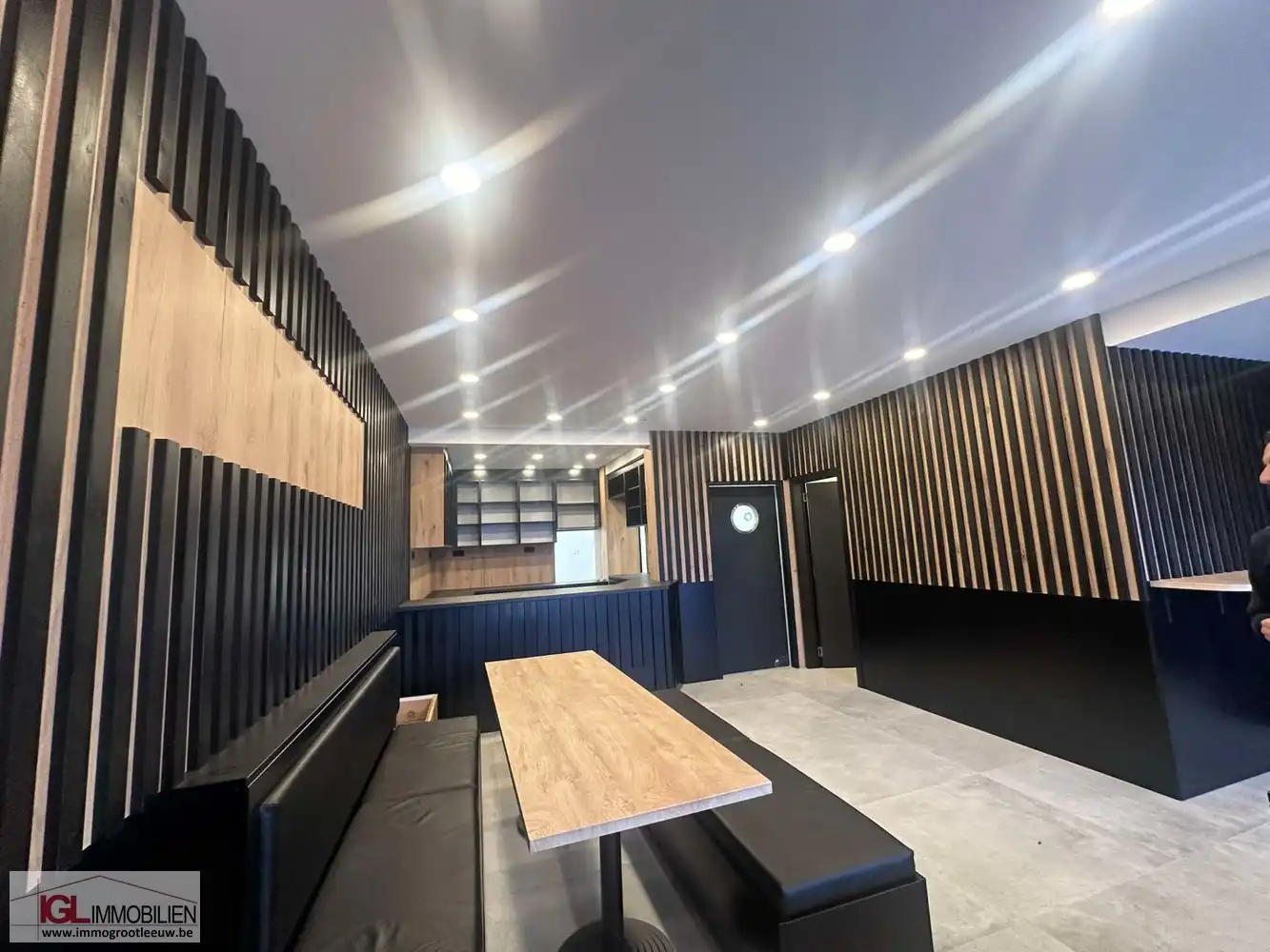 Volledig gerenoveerd handelspand aan het Vlezenbeekplein te koop foto 4