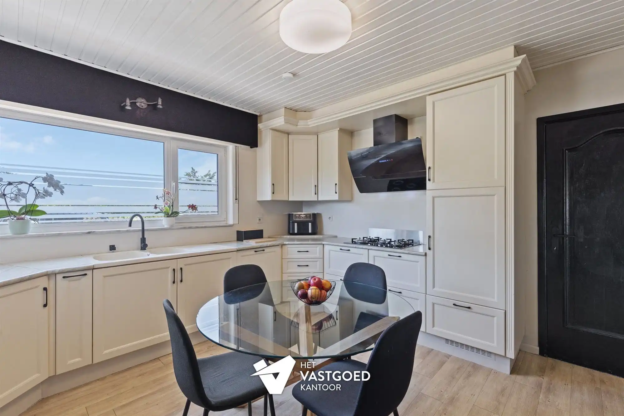 GERENOVEERDE, INSTAPKLARE WONING OP LEUKE LIGGING foto 5