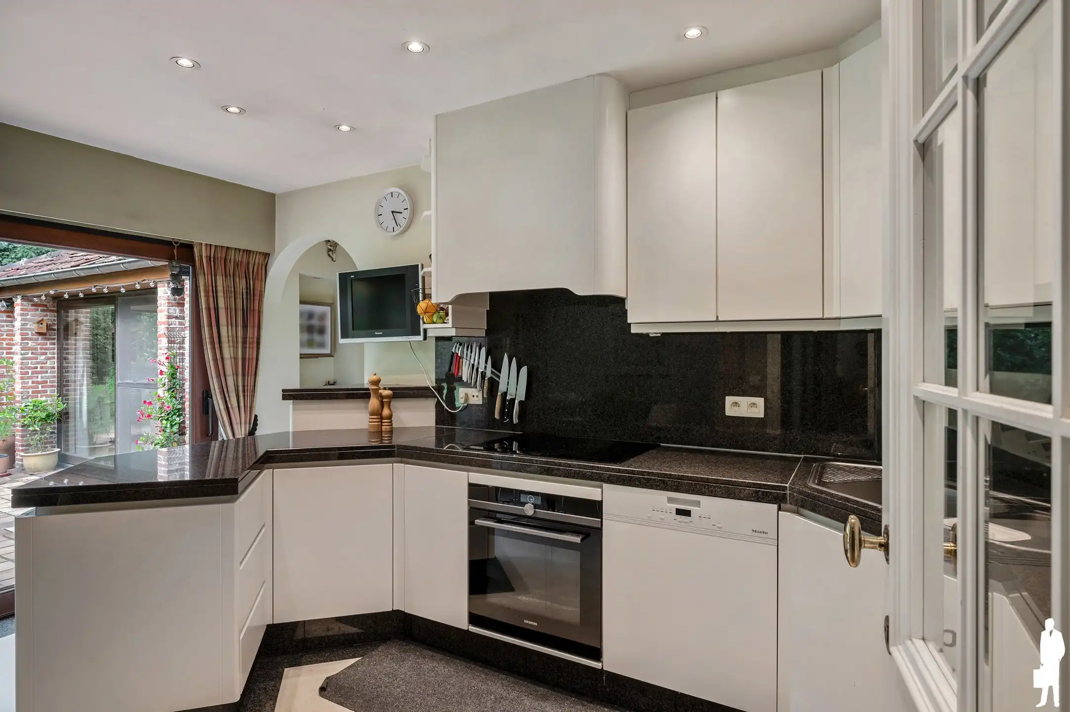 Karaktervolle gelijkvloerse villa op ca. 2.000 m² in zeer rustige, gegeerde en autoluwe wijk Dennendael en dichtbij het natuurgebied foto 21