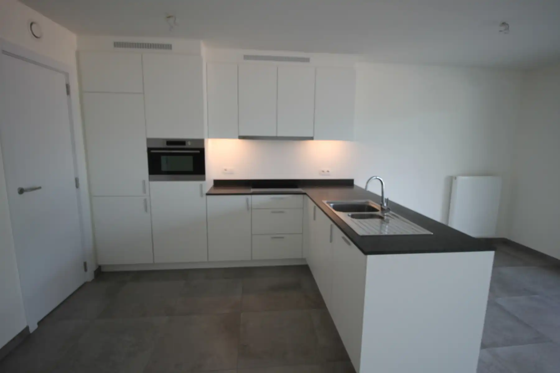 Knap appartement op de 1ste verdieping met 2 slaapkamers, terras en autostaanplaats. foto 4