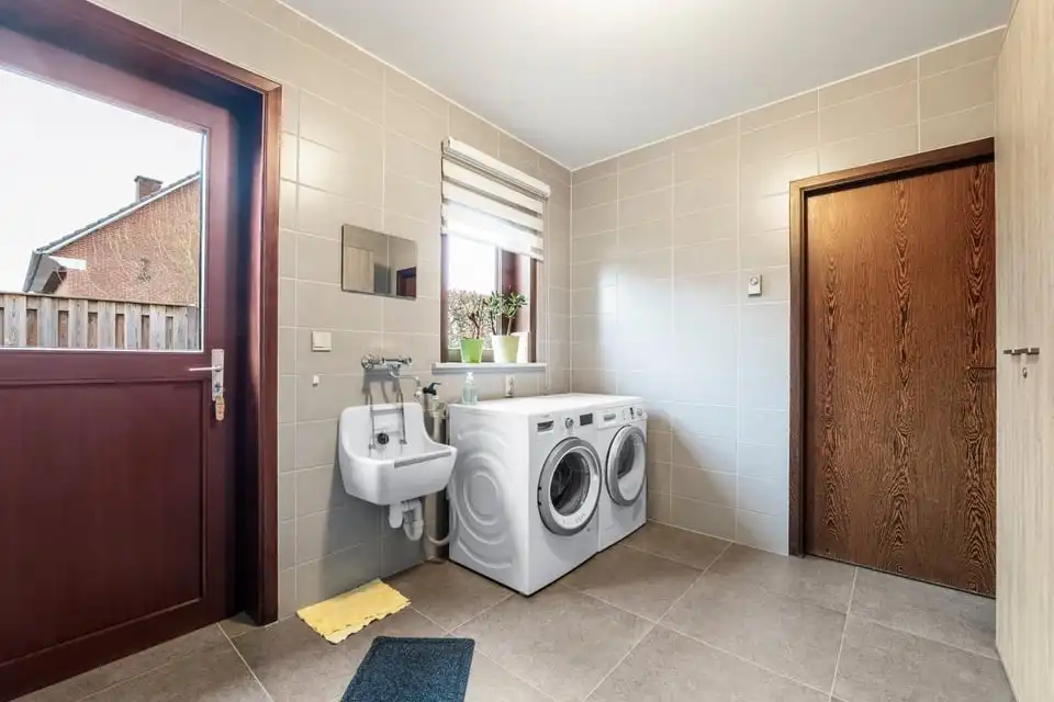 RUIME GELIJKVLOERSE GEZINSWONING OP EEN UITZONDERLIJK PERCEEL IN KORTENAKEN foto 16