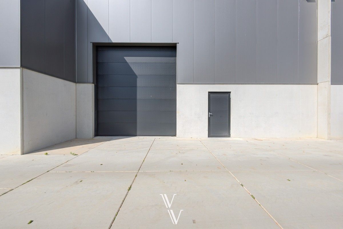 Te huur: Ruim Magazijn met parking foto 9