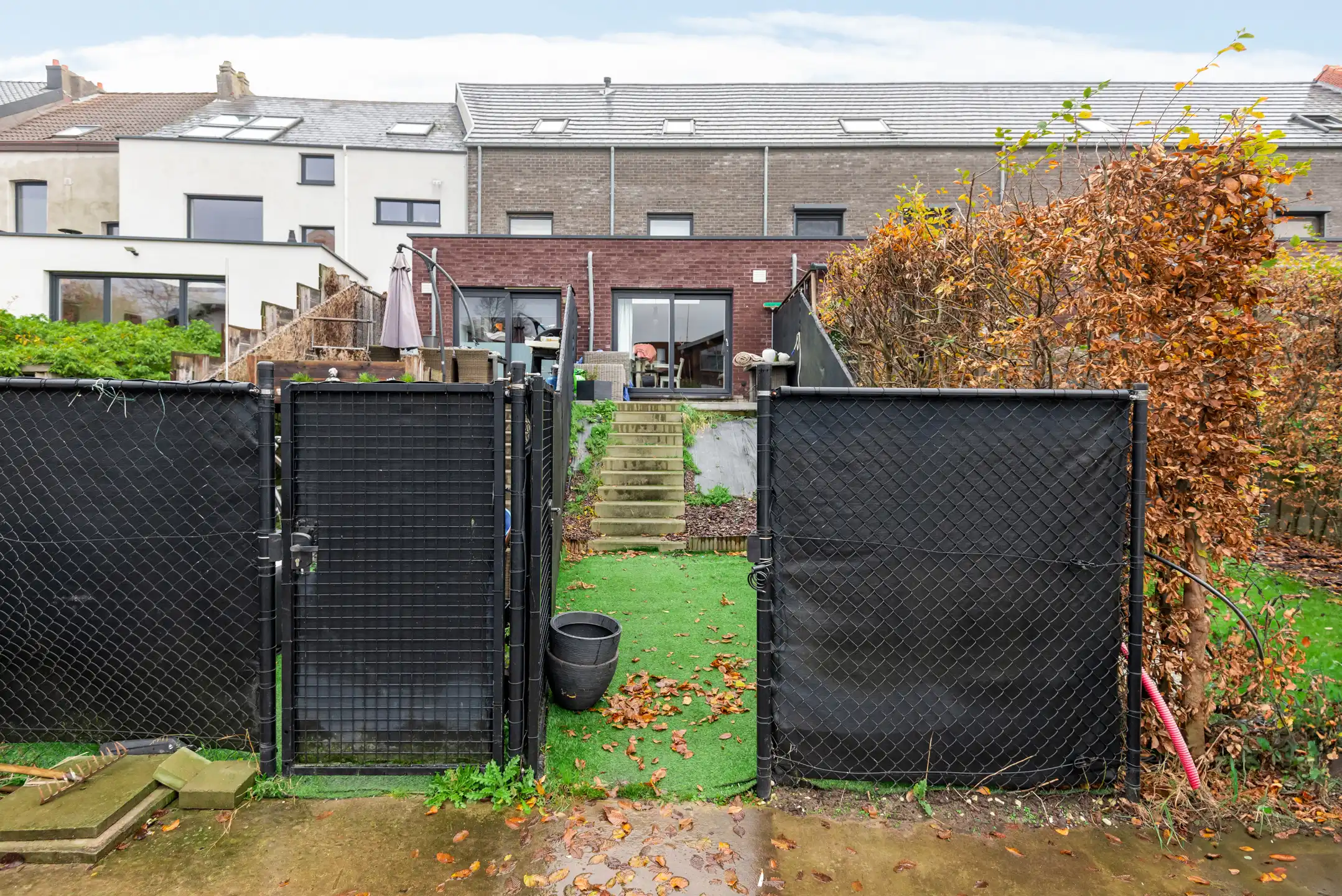 Recente woning met drie slaapkamers, tuintje en staanplaats foto 3