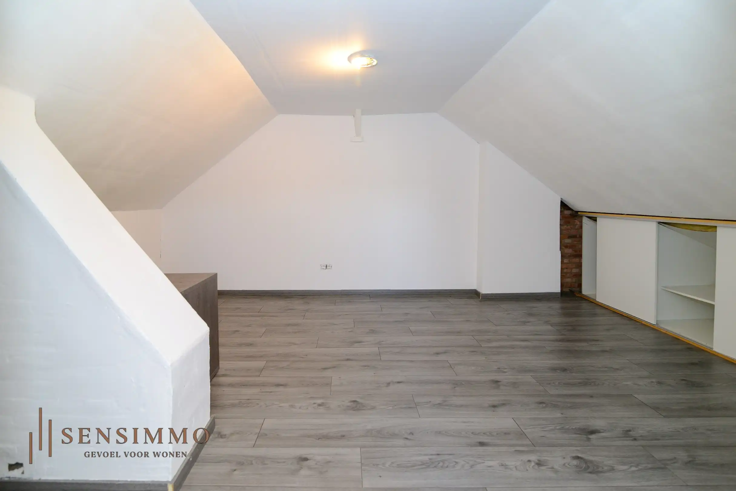 Gerenoveerde 4 slaapkamer woning met zonneanepelen en verzorgde tuin foto 16