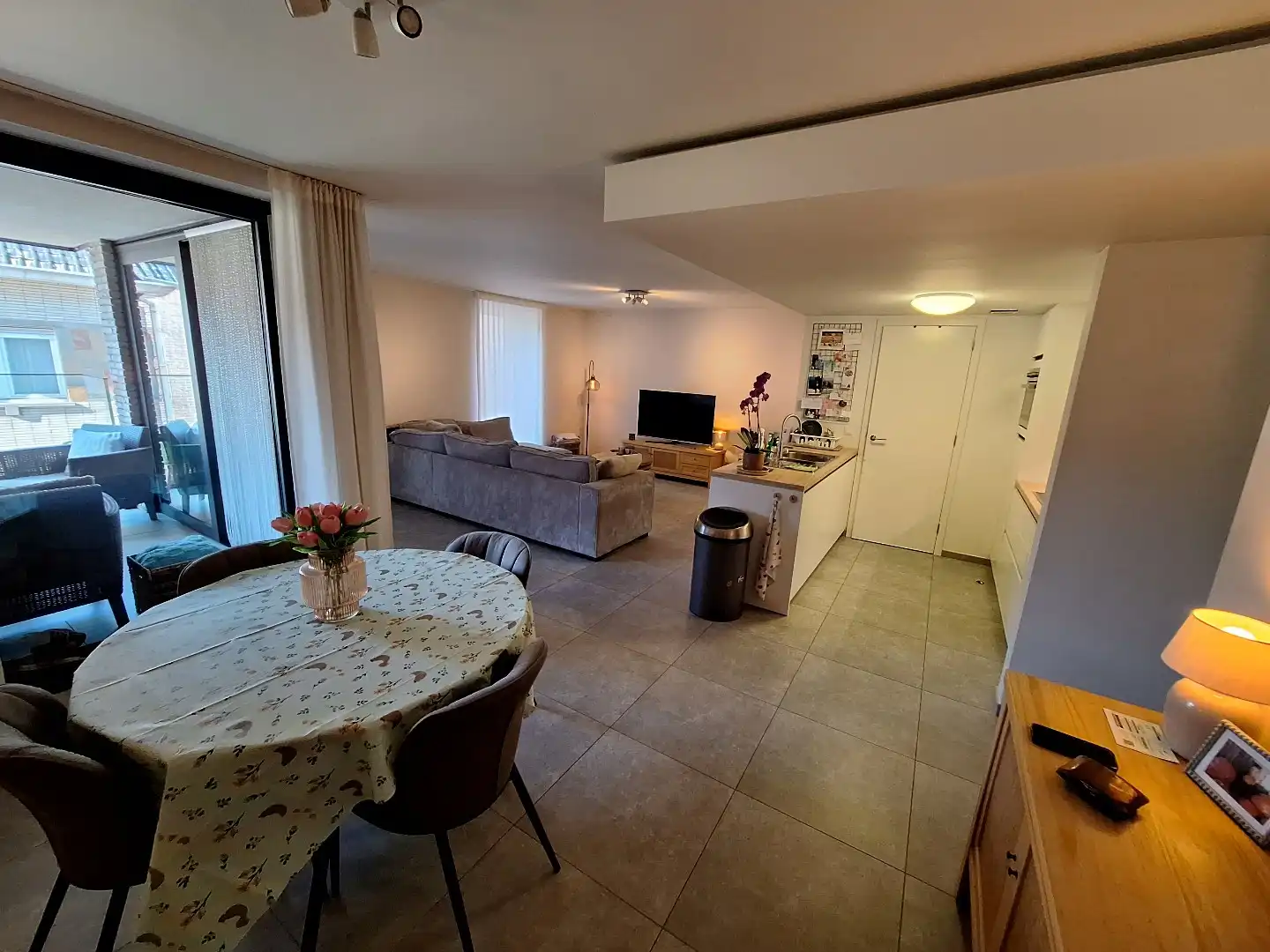 Luxe appartement met 2 ruime SLK,  een terras en een private autostaanplaats foto 2