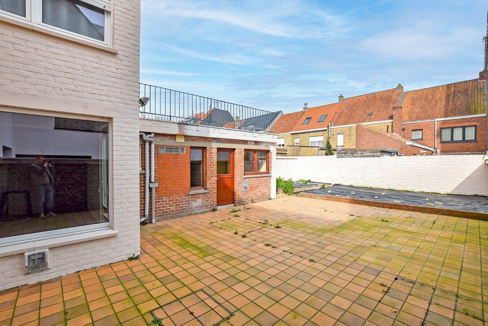Ruime woning momenteel opgedeeld in 2 appartementen met inpandige garage en tuin op 240m². foto 9
