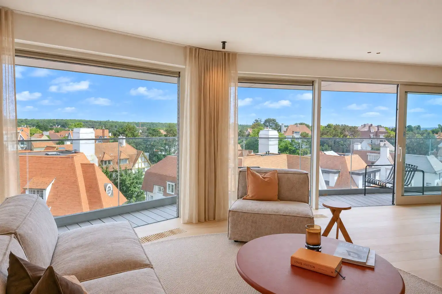 Prestigieus gerenoveerd appartement afgewerkt met hoogwaardige materialen gelegen nabij het Driehoeksplein. foto 4