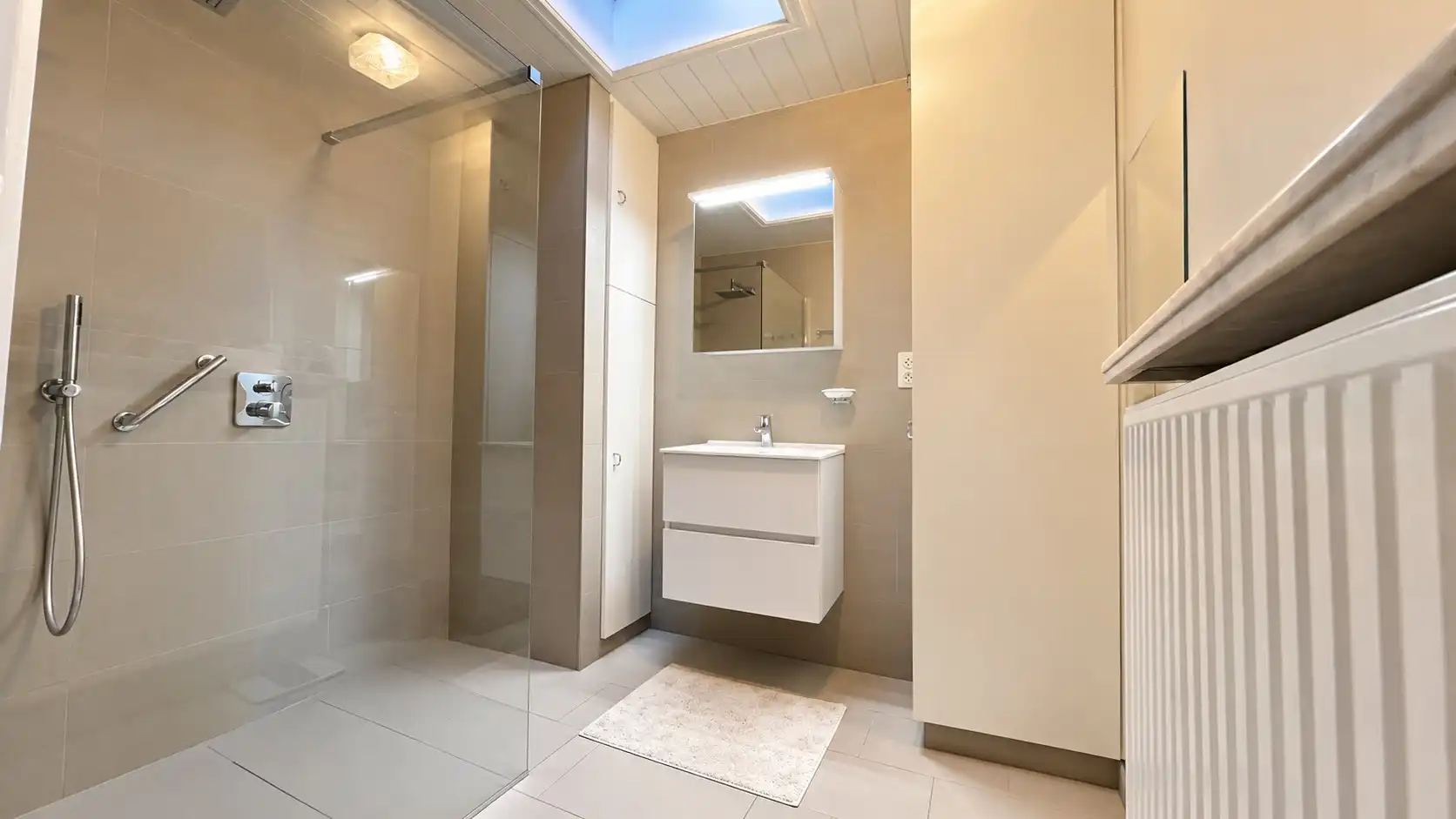 Ruime woning met 5 mogelijke slaapkamers, 2 badkamers, grote garage, ... 641 m² foto 12