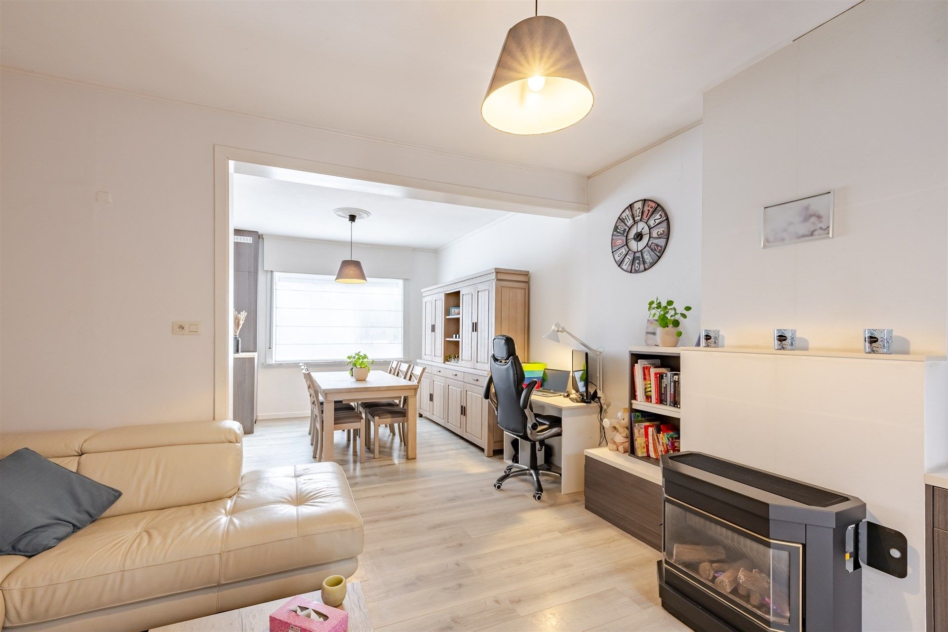 Instapklare en gerenoveerde woning met drie slaapkamers, tuin en zonnepanelen in het centrum van Welle foto 12