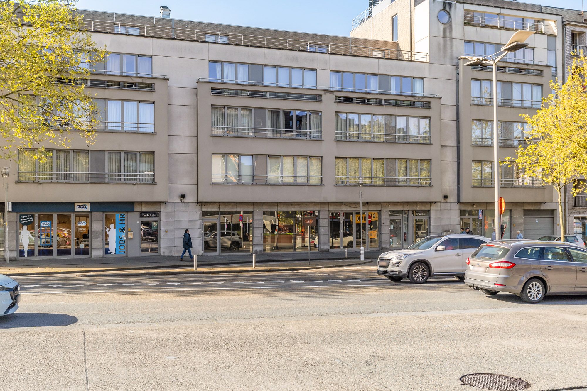 IDEALIS VASTGOED – Extra ruim handelspand (+-500m²!!!) met tal van mogelijkheden op een extra centrale, commerciële zichtlocatie te midden van het centrum in Genk foto 3