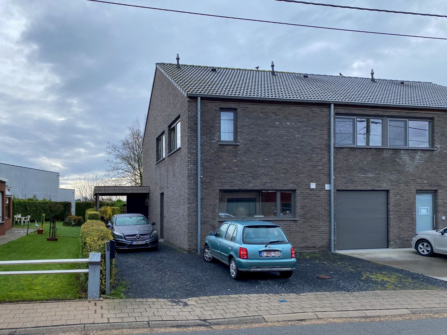 Recente woning met 3 slaapkamers, carport en tuin. foto {{pictureIndex}}