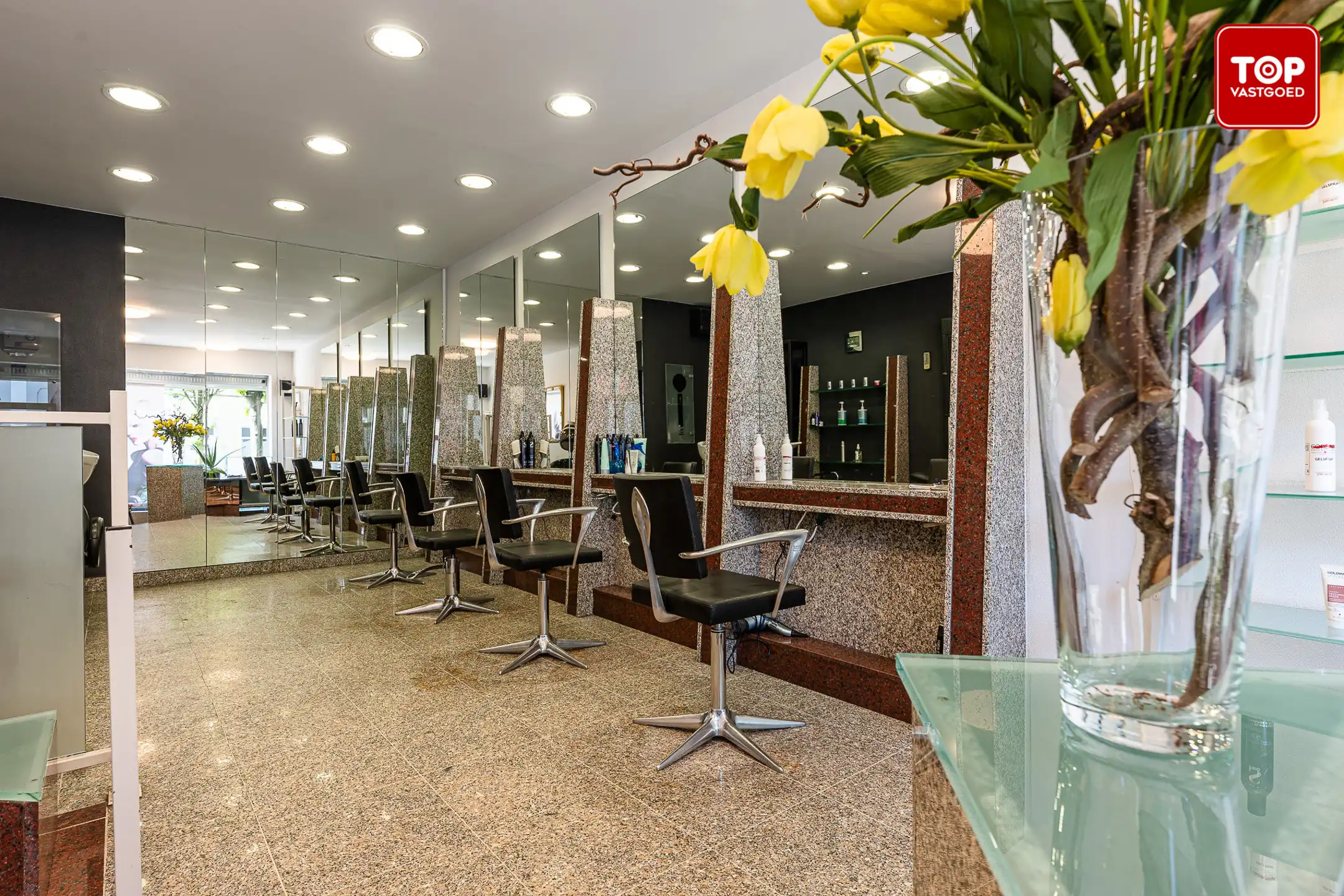 Woning met handelsgelijkvloers op een commercieel interessante ligging.  foto 5
