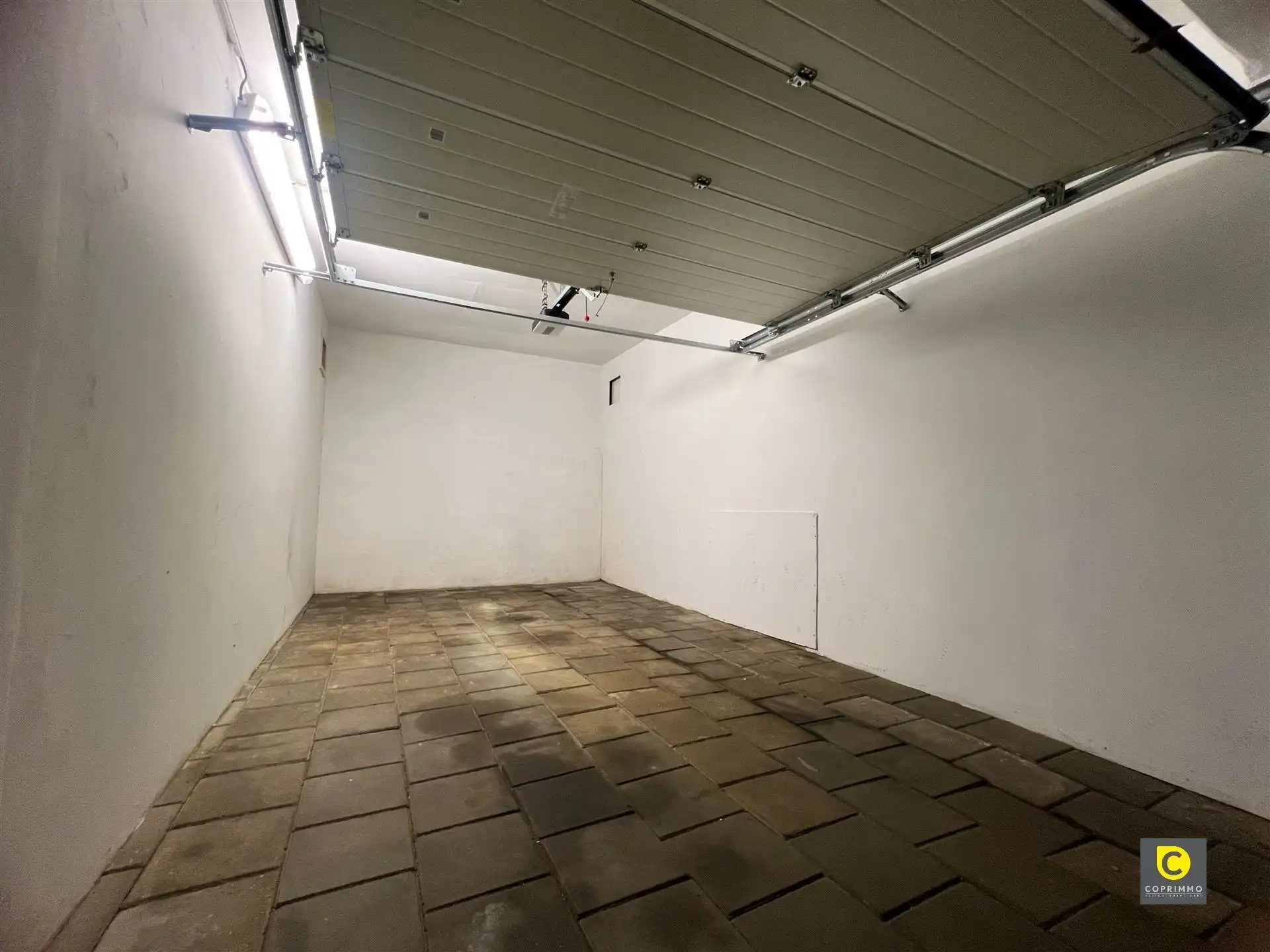 Box met afstandsbediening en elektriciteitsmeter foto 2