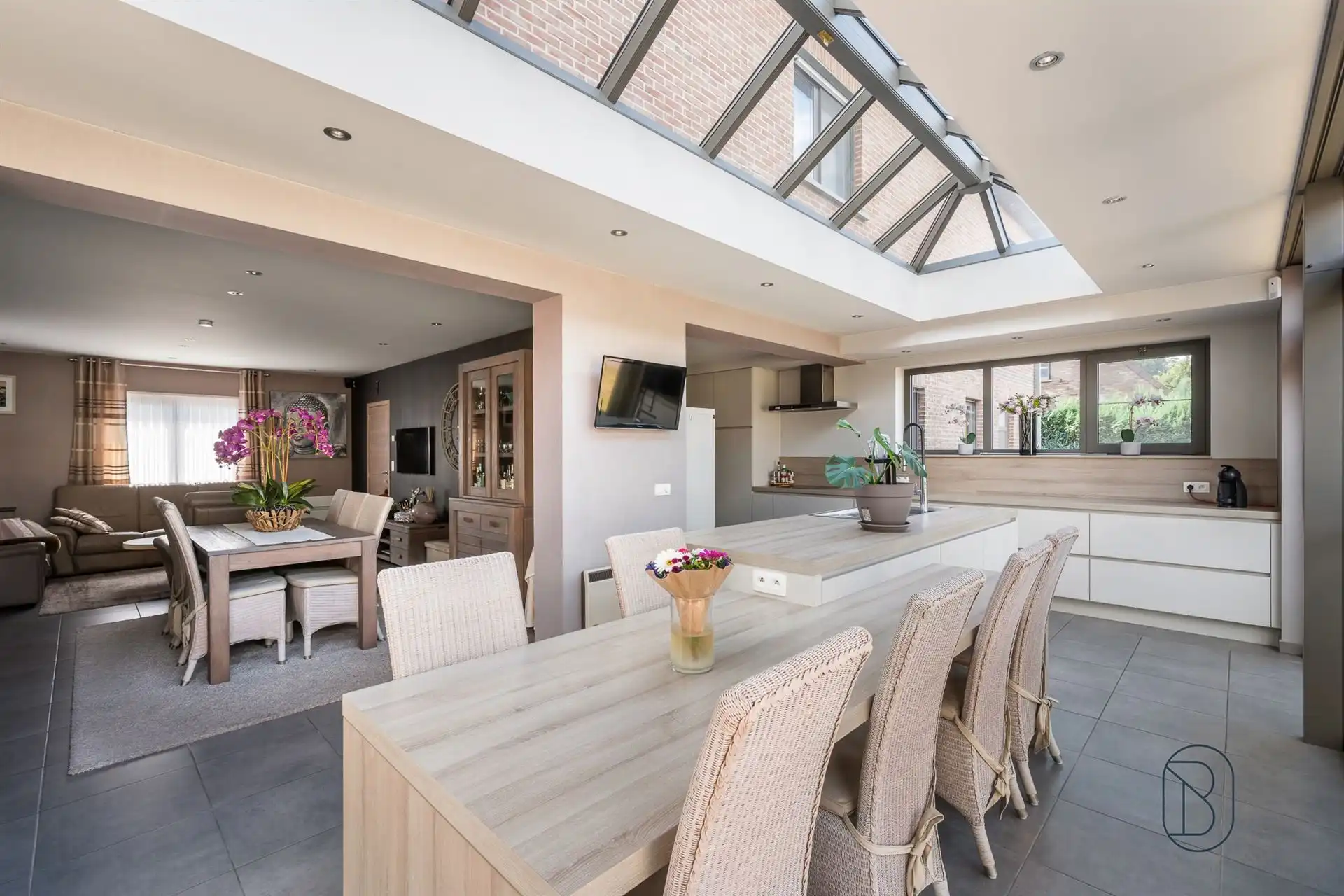 Ruime gezinswoning met 5 slaapkamers, veranda en tuin! foto 8