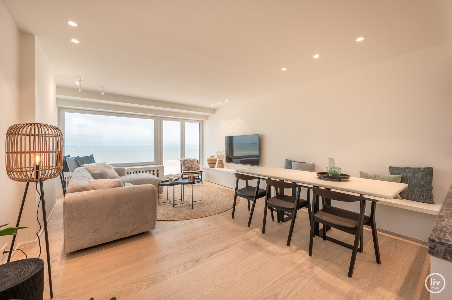 Prachtig gerenoveerd appartement met frontaal zeezicht gelegen op de Zeedijk-Albertstrand te Knokke. foto 1