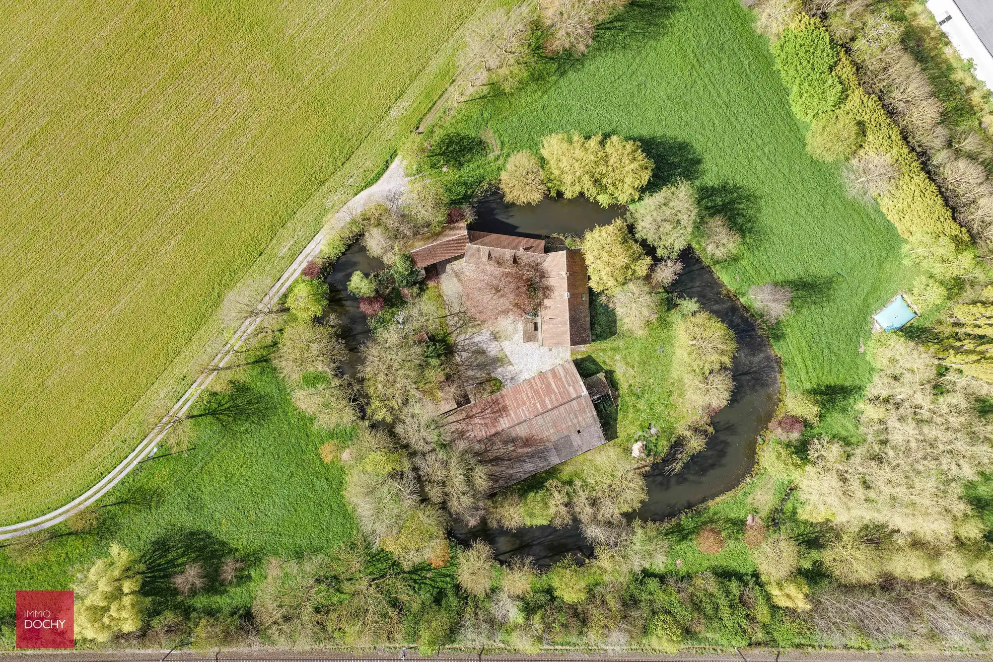 Historische omwalde hoeve met verschillende bijgebouwen foto 2
