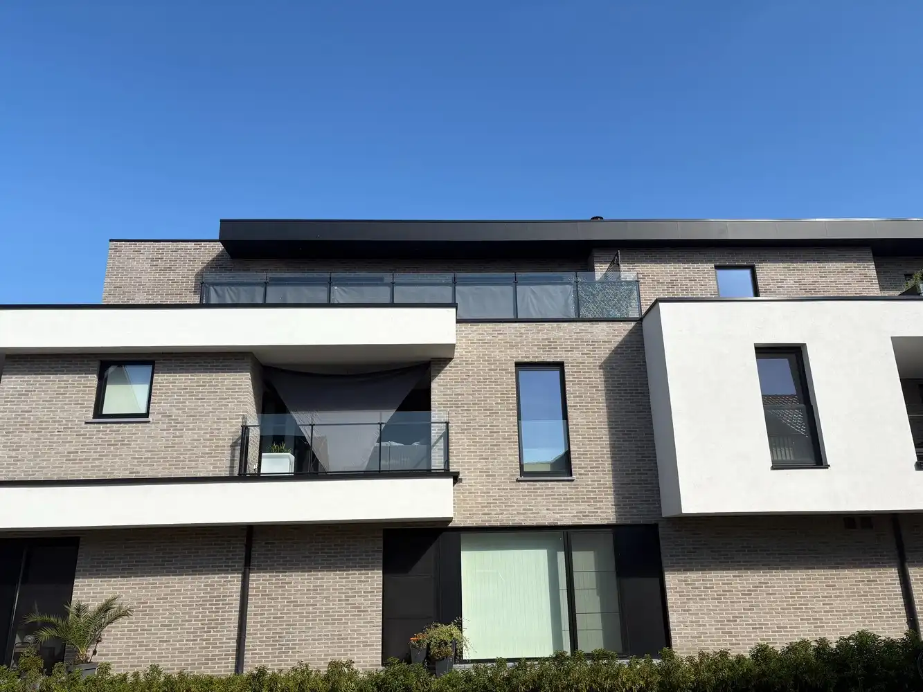 Prachtig recent appartement (3 slk + terras) met parking en berging op rustige locatie aan het kanaal. foto 6