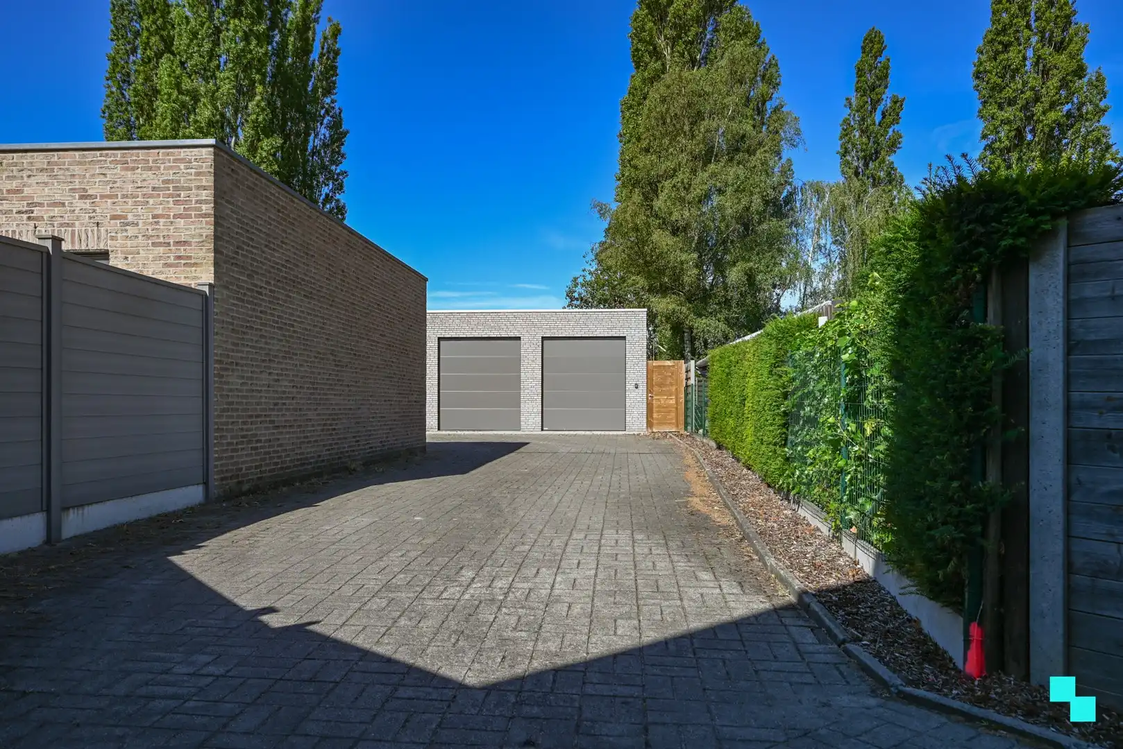 Garagebox van ca.25 m² met automatische poort te Izegem foto 9