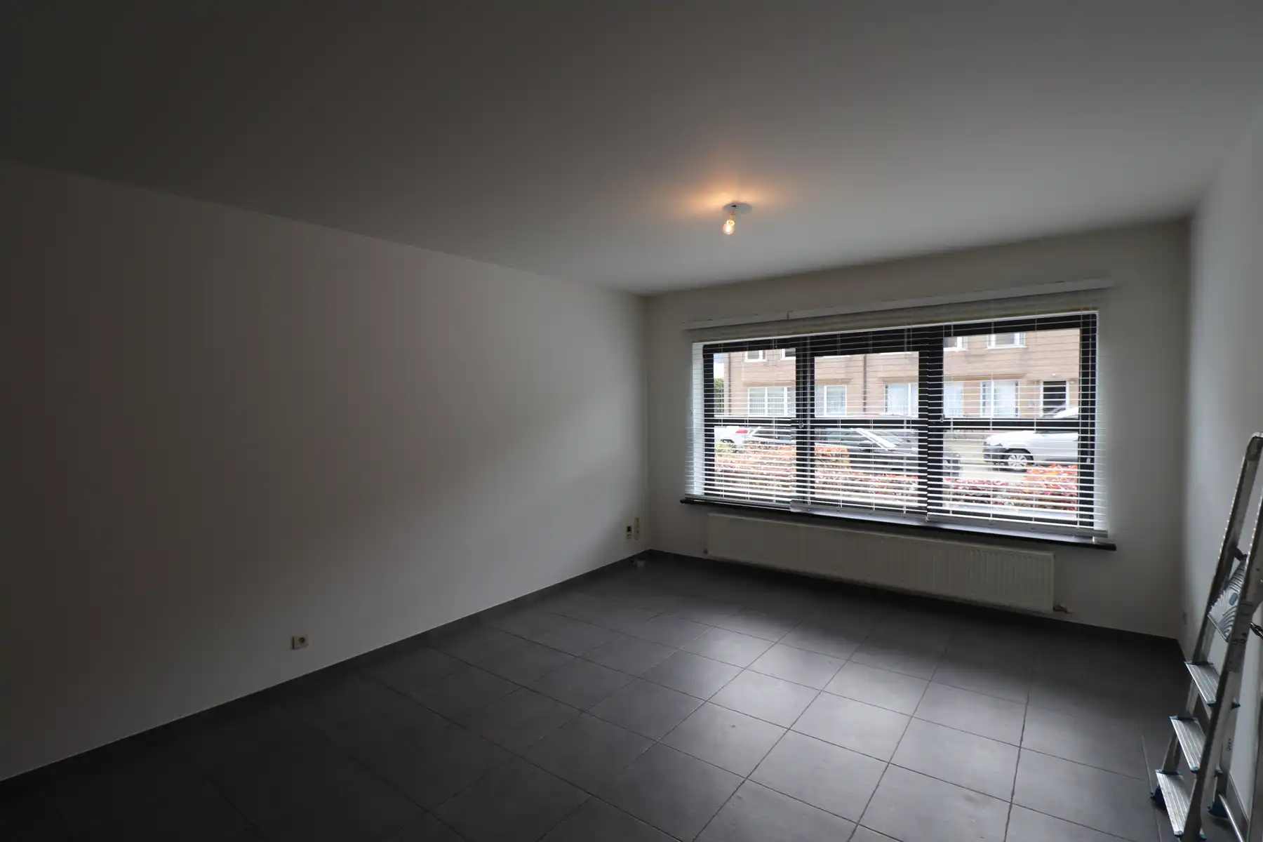 Gelijkvloers 2-slaapkamerappartement met terras en garage. foto 3