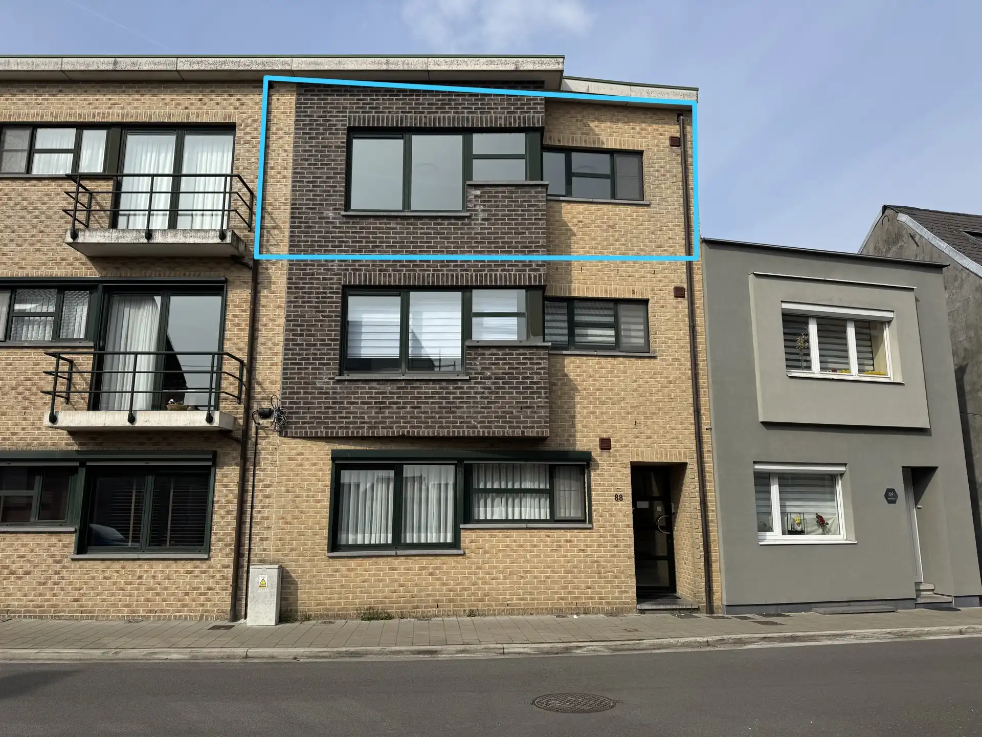 Instapklaar 2slpk appartement met staanplaats in Willebroek foto {{pictureIndex}}