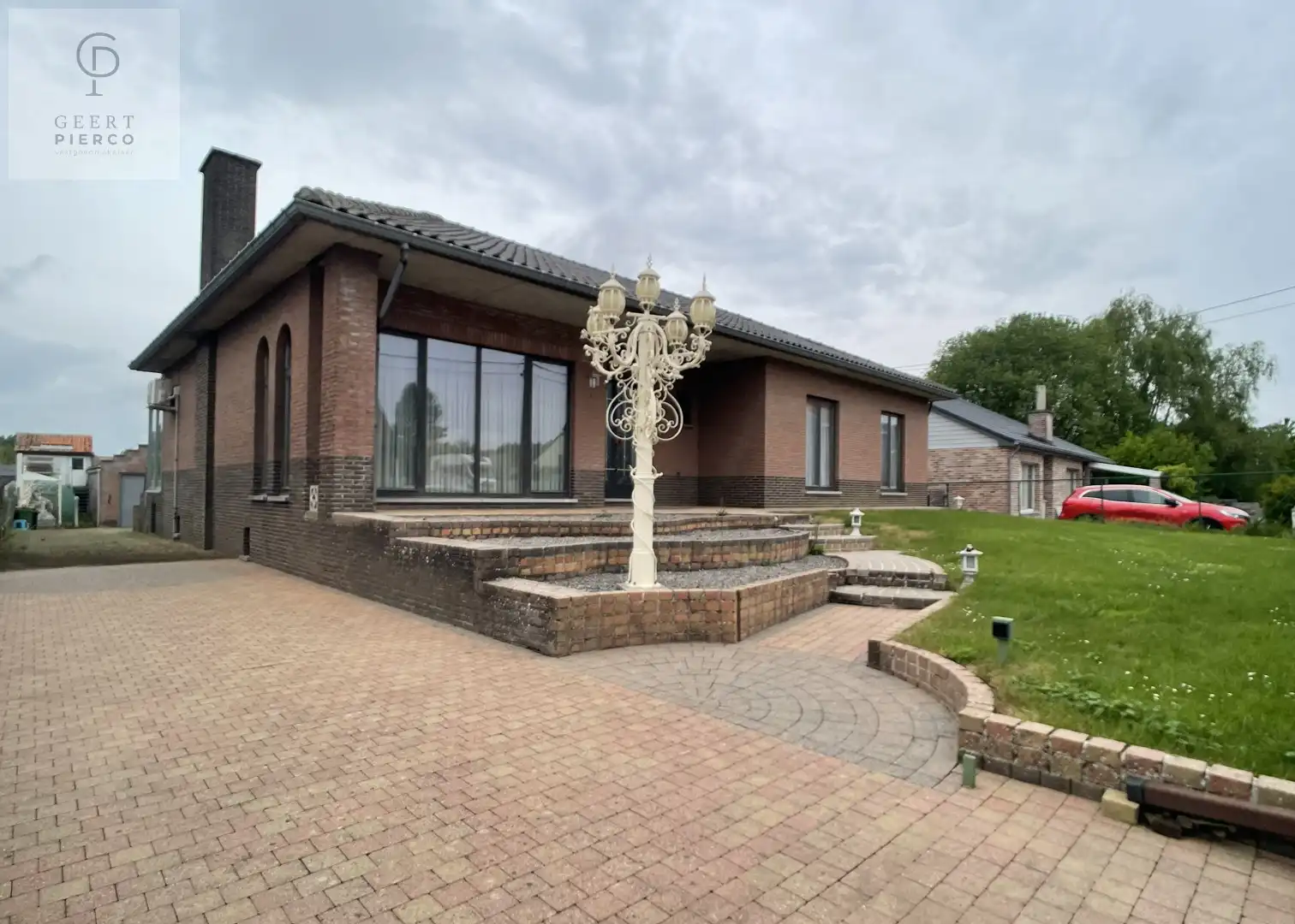 Zeer ruime bungalow gelegen op een uiterst rustig perceel foto 2