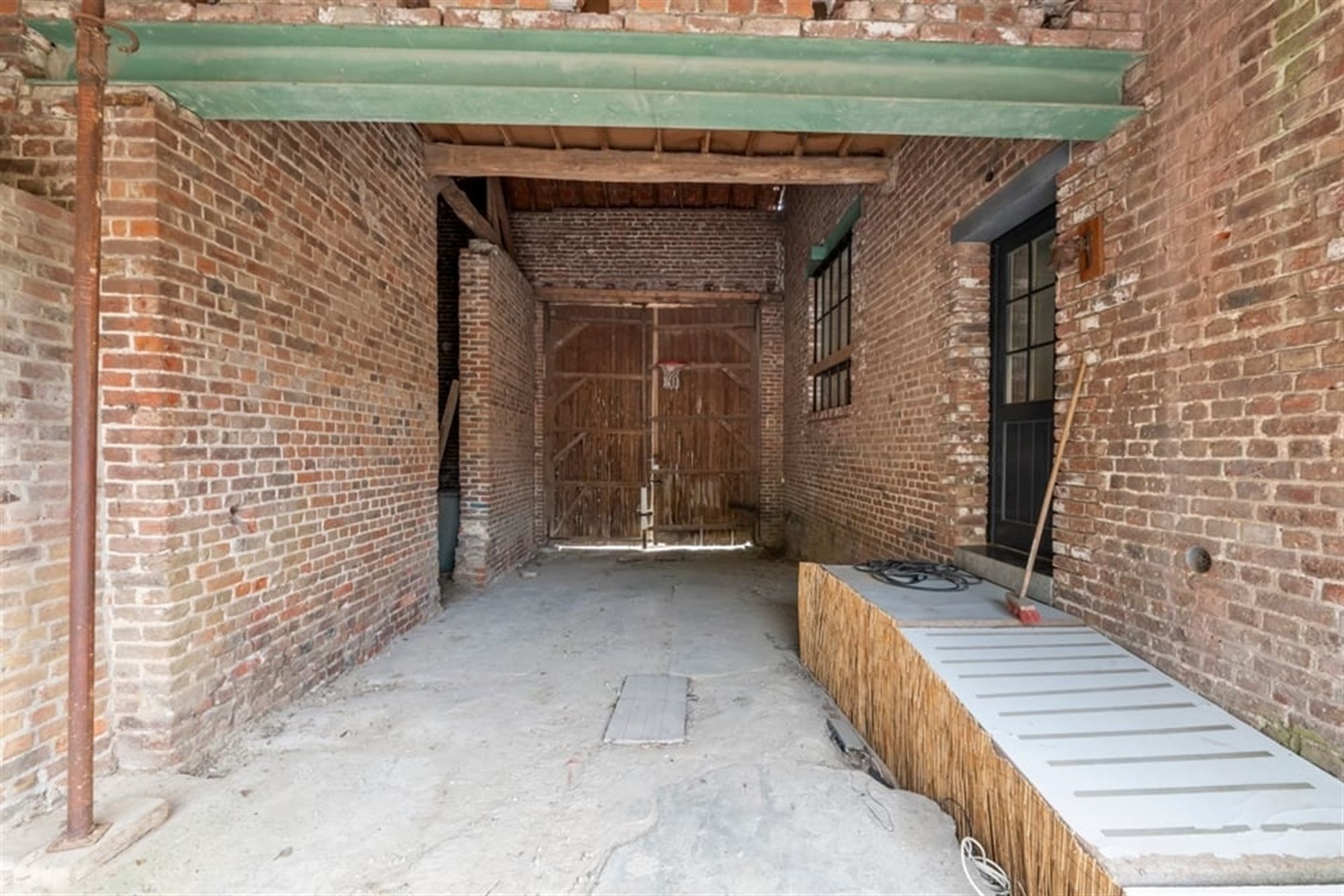 AUTHENTIEKE WONING MET RUIME SCHUUR EN VEEL POTENTIEEL IN TONGEREN  foto 9